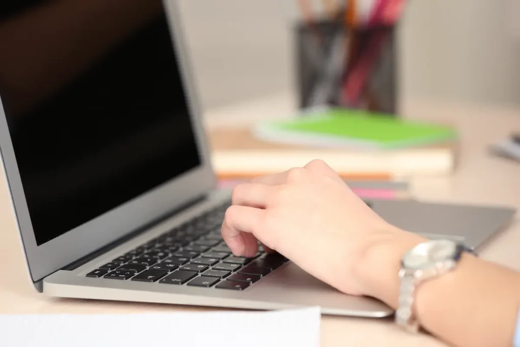 cara mengatasi laptop black screen