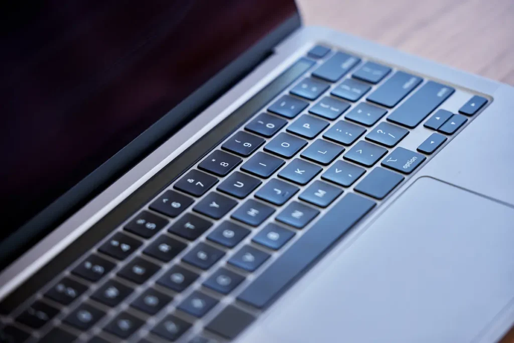 kenapa keyboard laptop mengetik sendiri